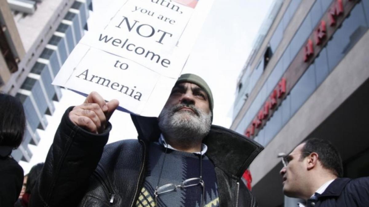 &quot;Putin, du-te acasă!&quot;. Preşedintele rus, întâmpinat cu proteste în Armenia