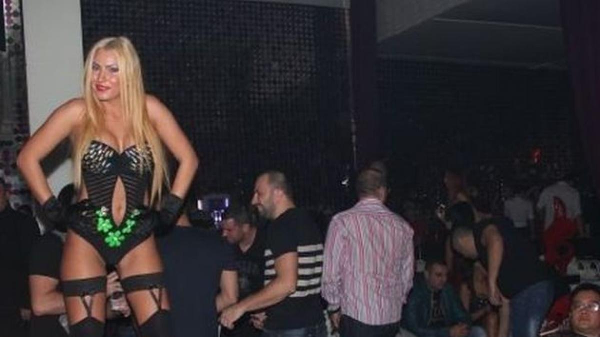 Imaginea surprinsă într-un club din Bucureşti este deliciul reţelelor de socializare