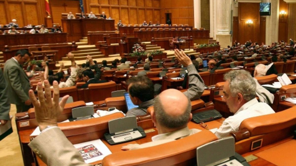 Parlamentul a adoptat bugetul pe 2014. Băsescu a anunţat că respinge bugetul