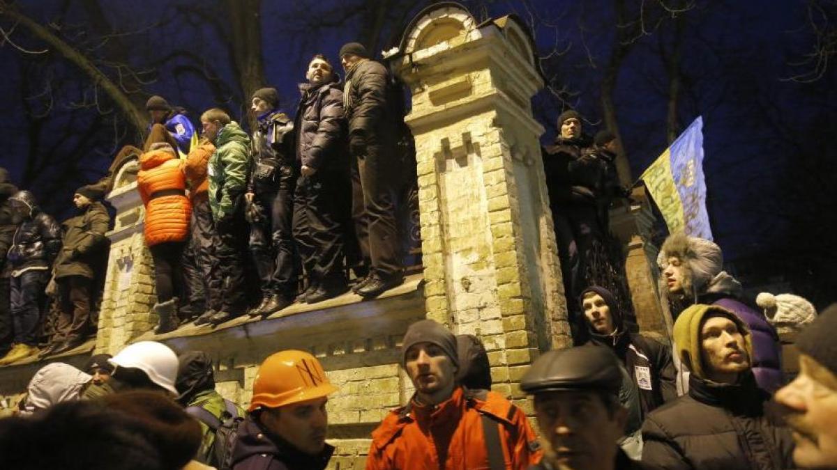 Ucraina, în pragul REVOLUŢIEI. Manifestanţi încearcă să blocheze din nou sediul Guvernului