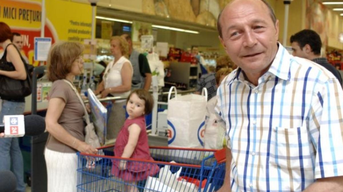 Preşedintele Traian Băsescu, la cumpărături: Pâinea nu s-a ieftinit. Costă la fel ca înainte