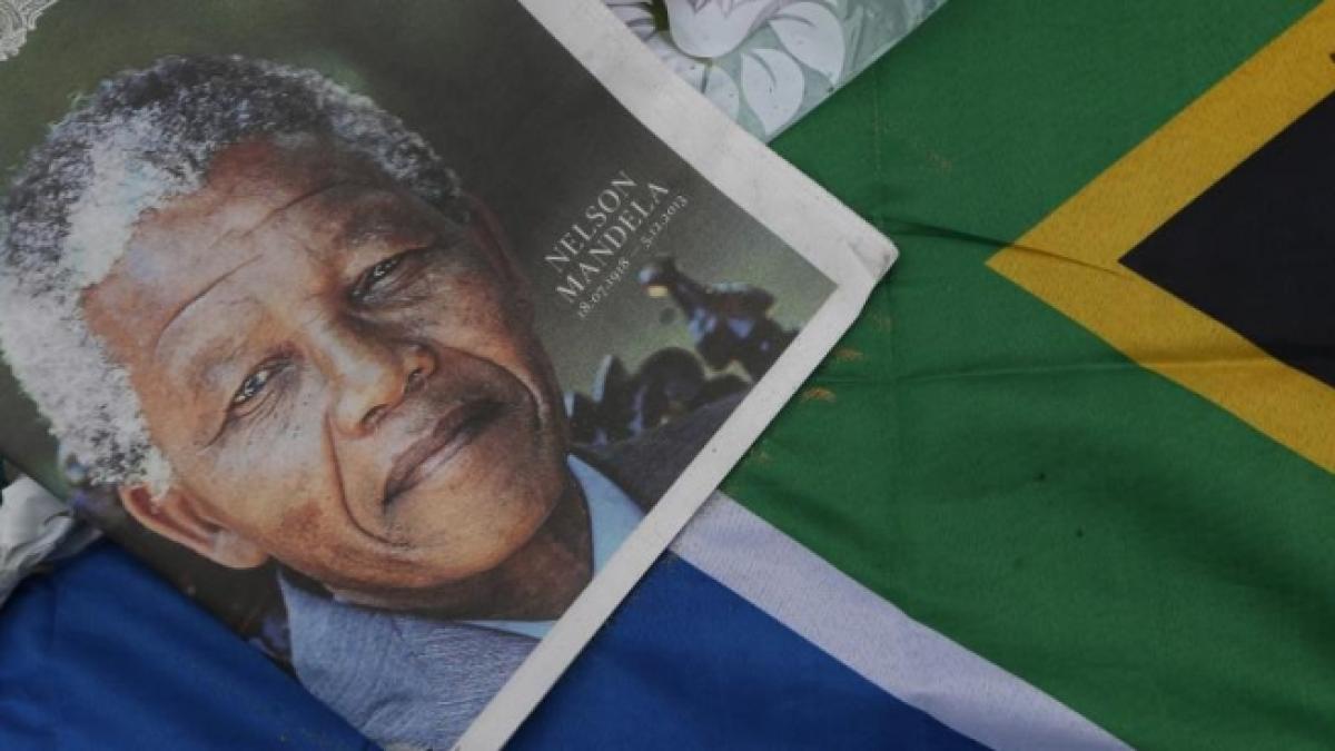 SUTE de persoane se adună la casa lui Nelson Mandela