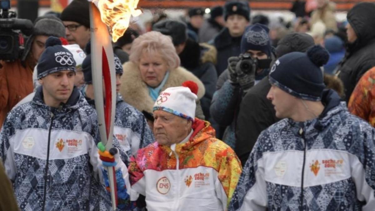 Un fost jucător de tenis de masă a devenit CEL MAI VÂRSTNIC purtător al torţei olimpice