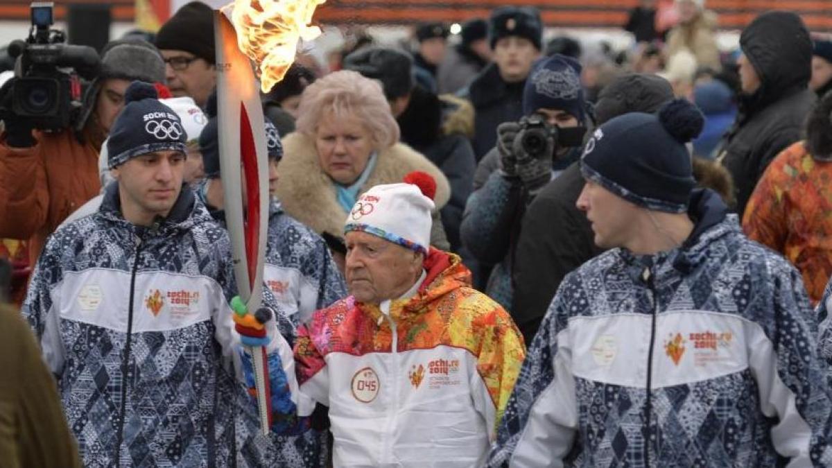 Un fost jucător de tenis de masă, cel mai în vârstă purtător al torţei olimpice