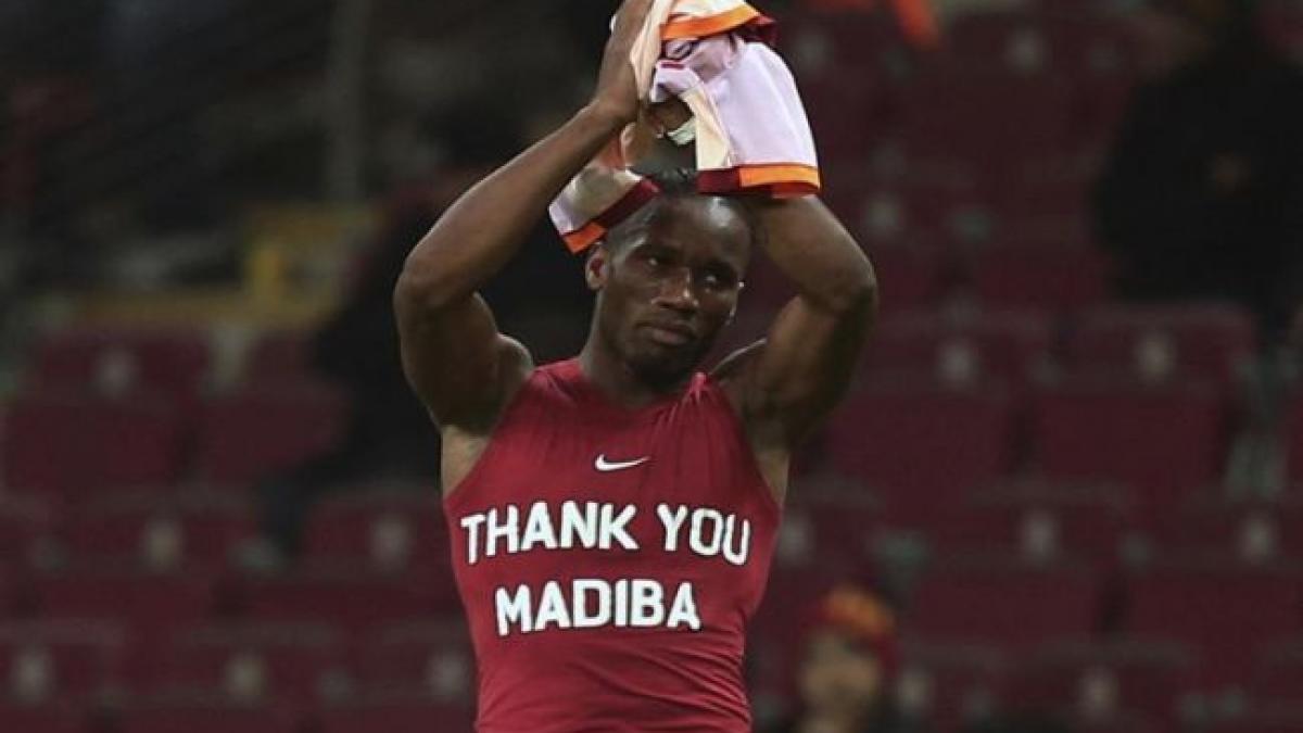 Drogba şi Eboue, pasibili de sancţiuni după ce i-au adus un omagiu lui Nelson Mandela