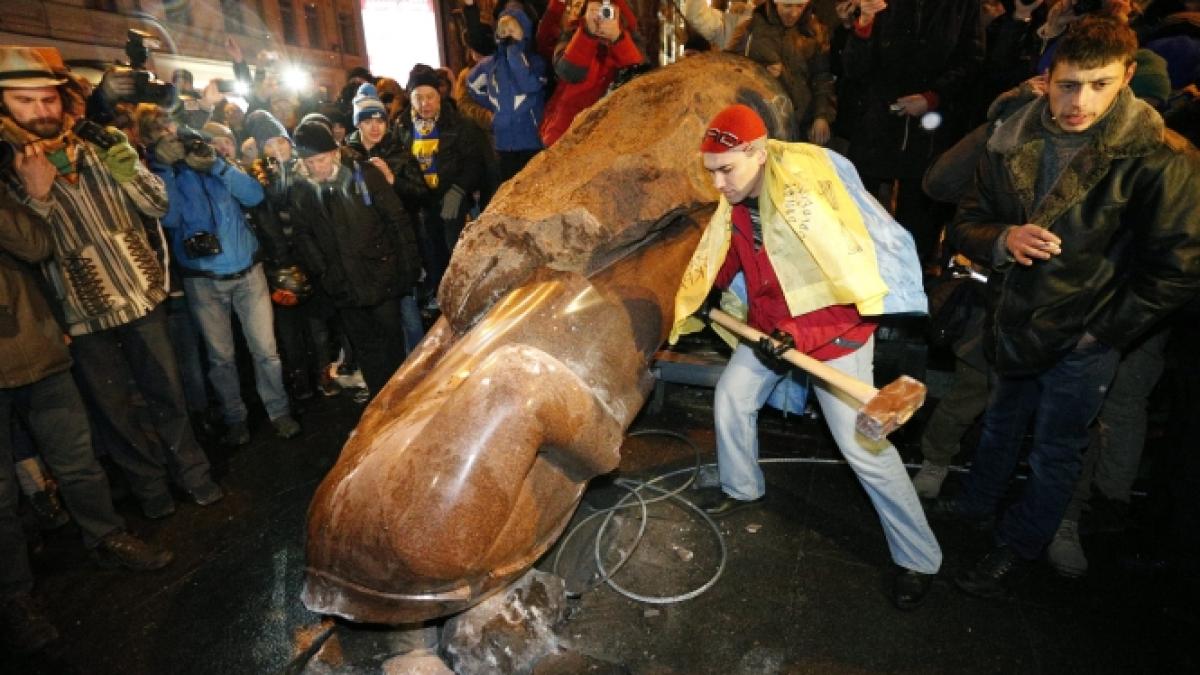 Statuia lui Lenin dărâmată la Kiev se vinde la kilogram