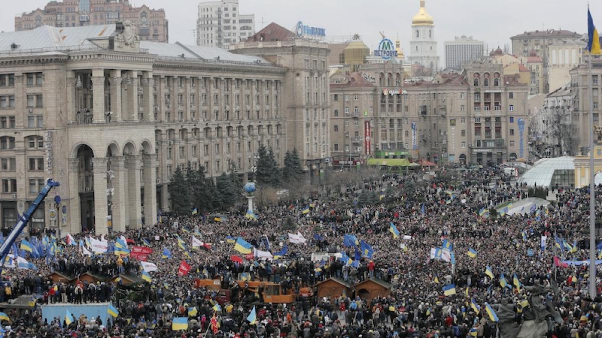 Ucraina, în pragul unei REVOLUŢII. Sute de mii de oameni au ieşit în stradă la Kiev şi cer demisia guvernanţilor