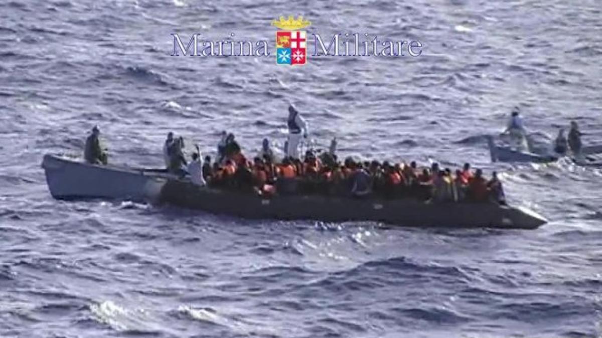 Aproape 300 de imigranţi ilegali au fost salvaţi de marina militară italiană în Marea Mediterană