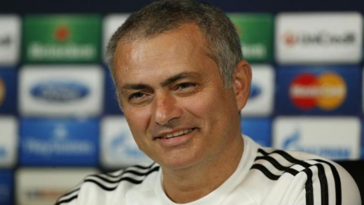 Jose Mourinho şi-a dat jos tricoul, l-a semnat şi l-a oferit translatorului român, înaintea meciului cu Steaua din Liga Campionilor