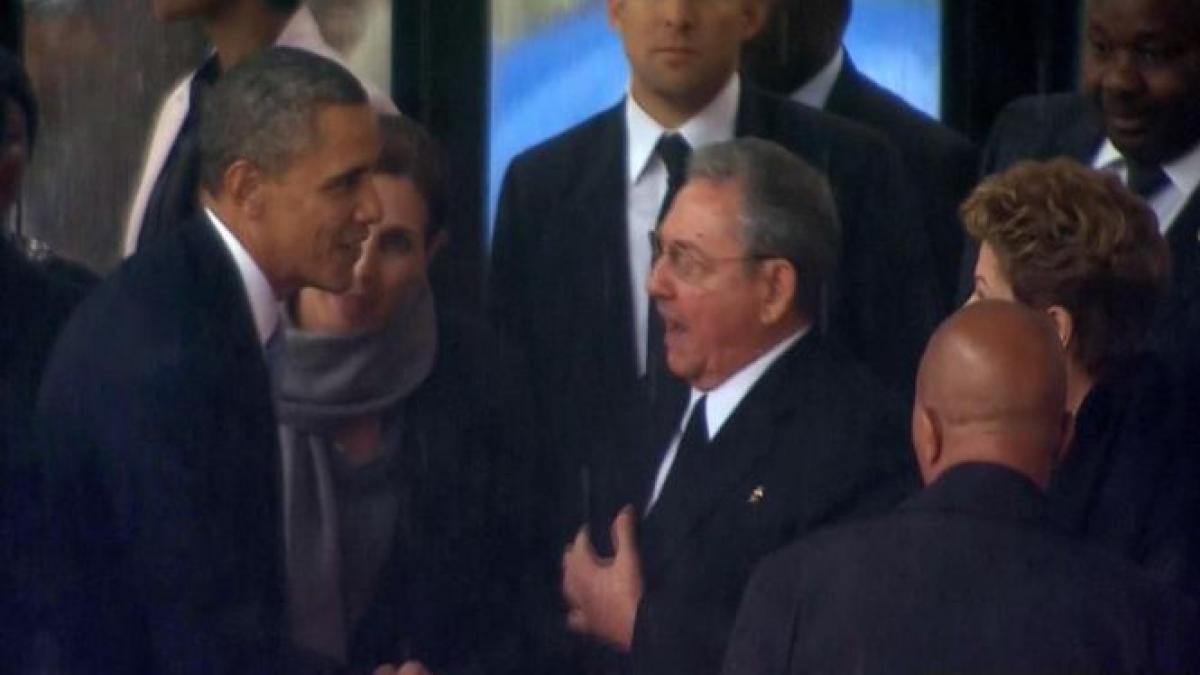 Moment fără precedent la ceremonia dedicată lui Mandela: Barack Obama a dat mâna cu Raul Castro