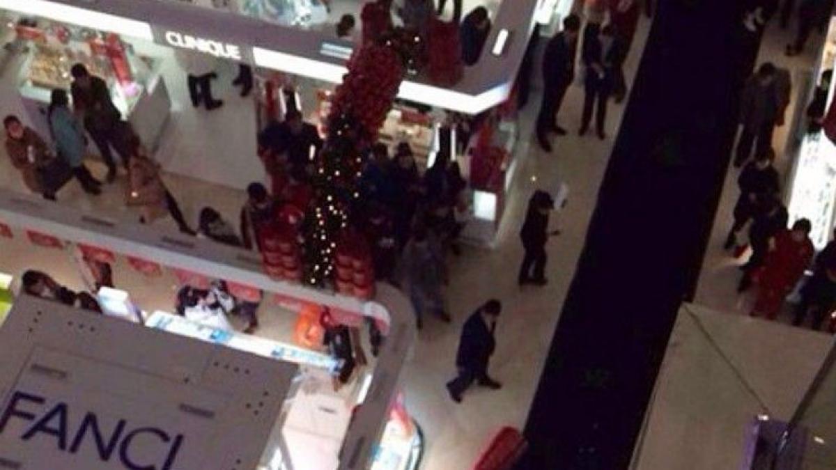 Gest ŞOCANT într-un mall din China. Sătul să mai stea după iubită, la cumpărături, un bărbat s-a aruncat de la etajul magazinului