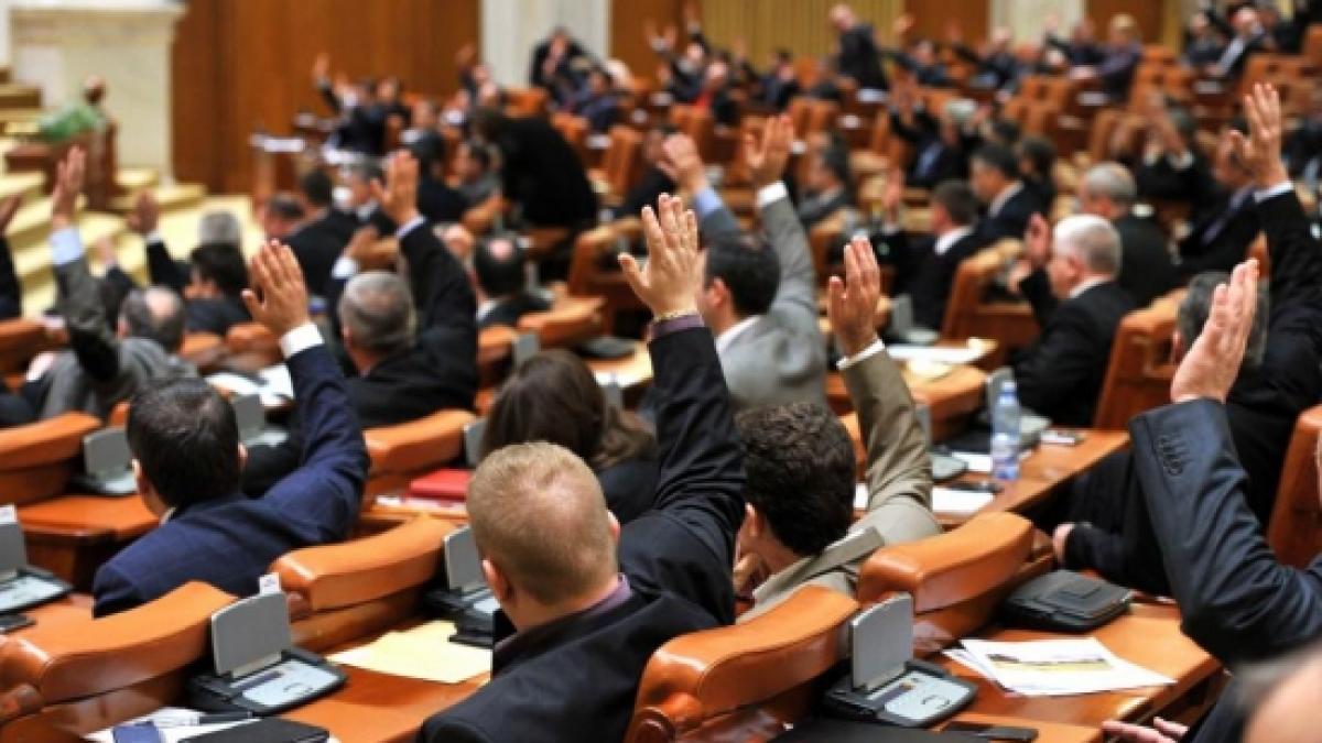 Insulta şi calomnia, reintroduse clandestin în Codul Penal, susţin mai multe organizaţii