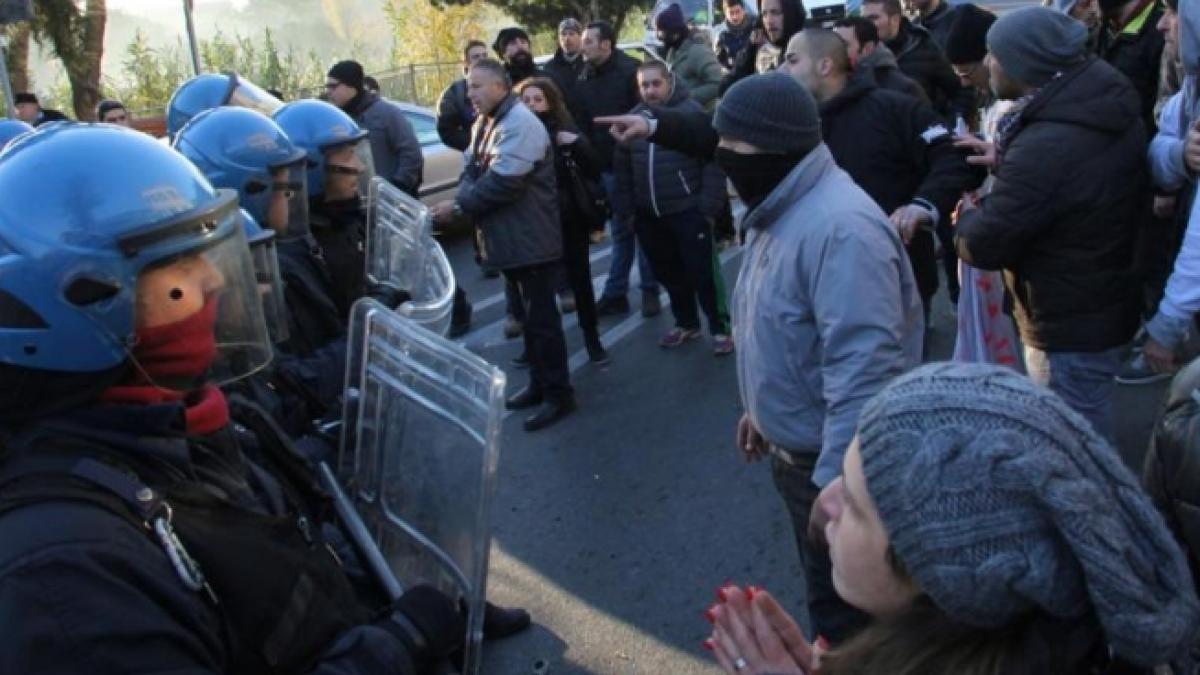 CONFRUNTĂRI VIOLENTE între manifestanţi şi jandarmi, în mai multe oraşe din Italia