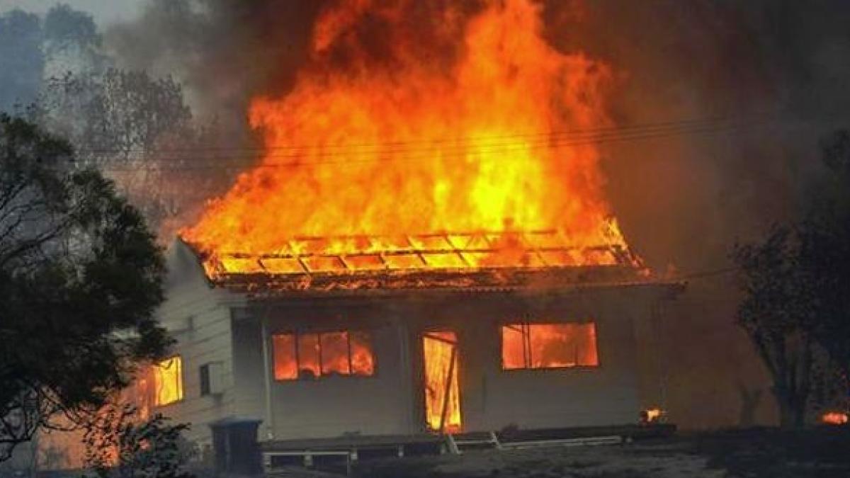 În pragul sărbătorilor, o familie din Maramureş a rămas fără casă din cauza unui incendiu