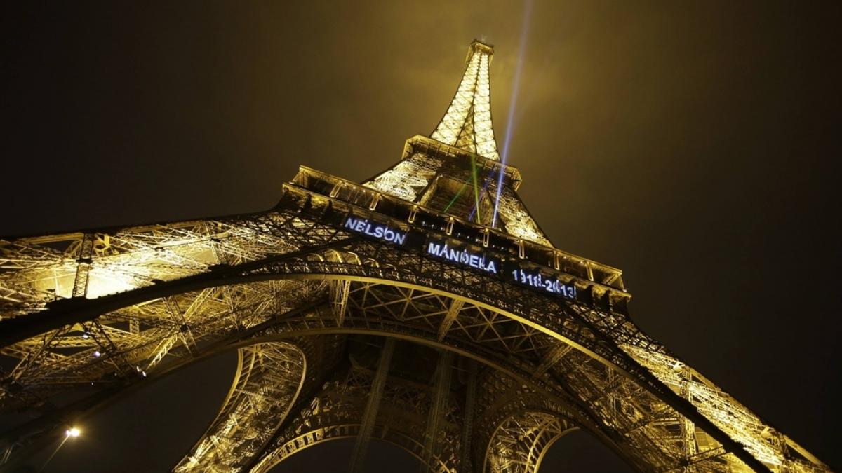 Luminile de pe Turnul Eiffel, aprinse în memoria lui Nelson Mandela