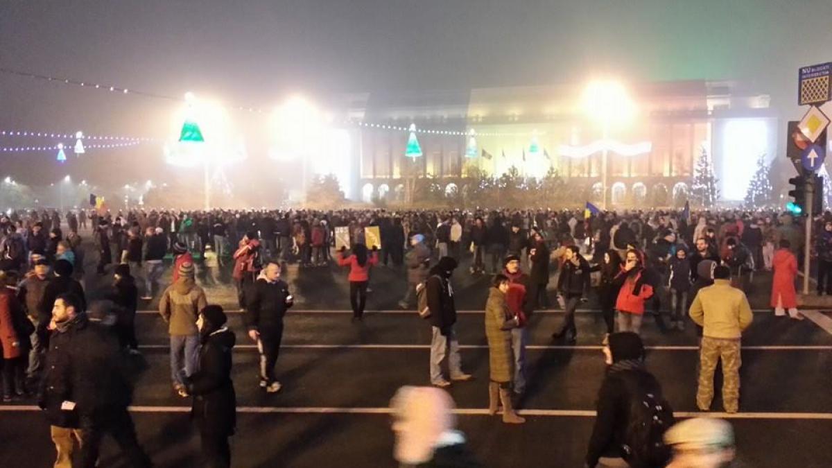 Miting în centrul Capitalei. O echipă Antena 3, agresată de manifestanţi. Patru protestatari au fost ridicaţi de jandarmi