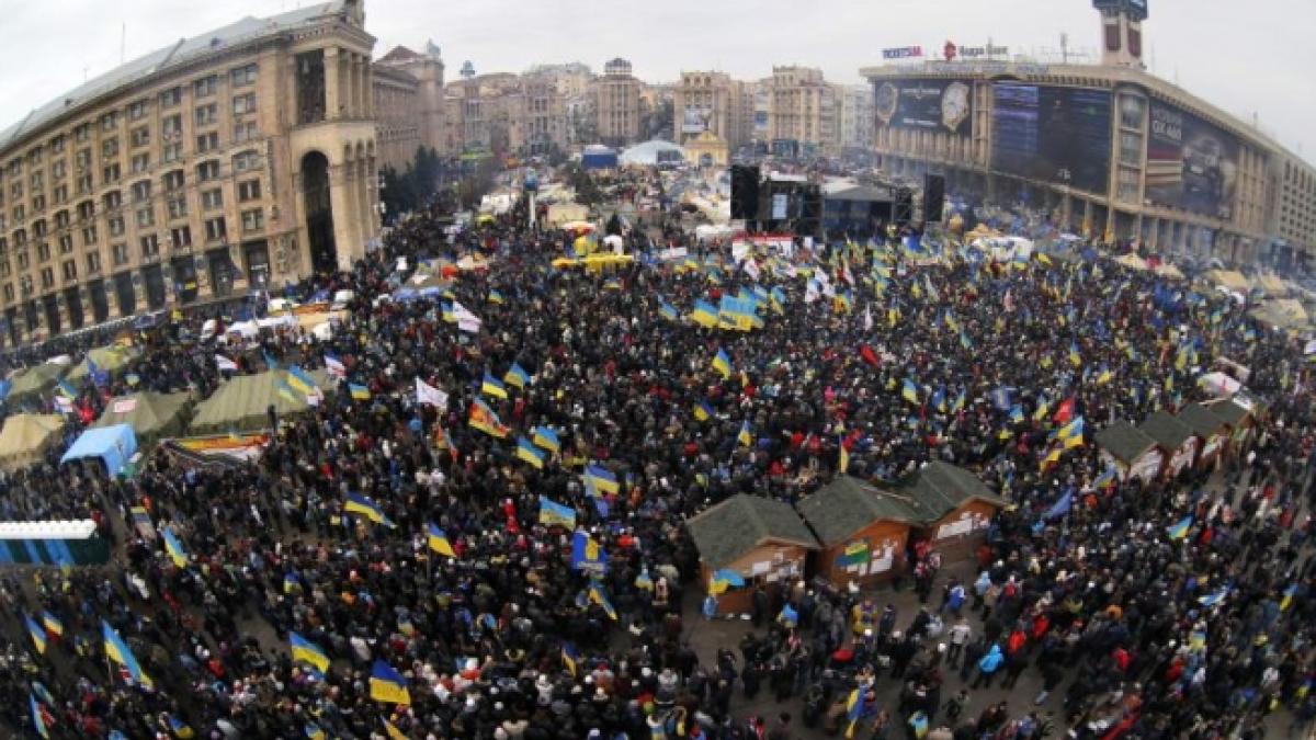 UPDATE: Aproximativ 200.000 de oameni PROTESTEAZĂ în Piaţa Independenţei din Kiev