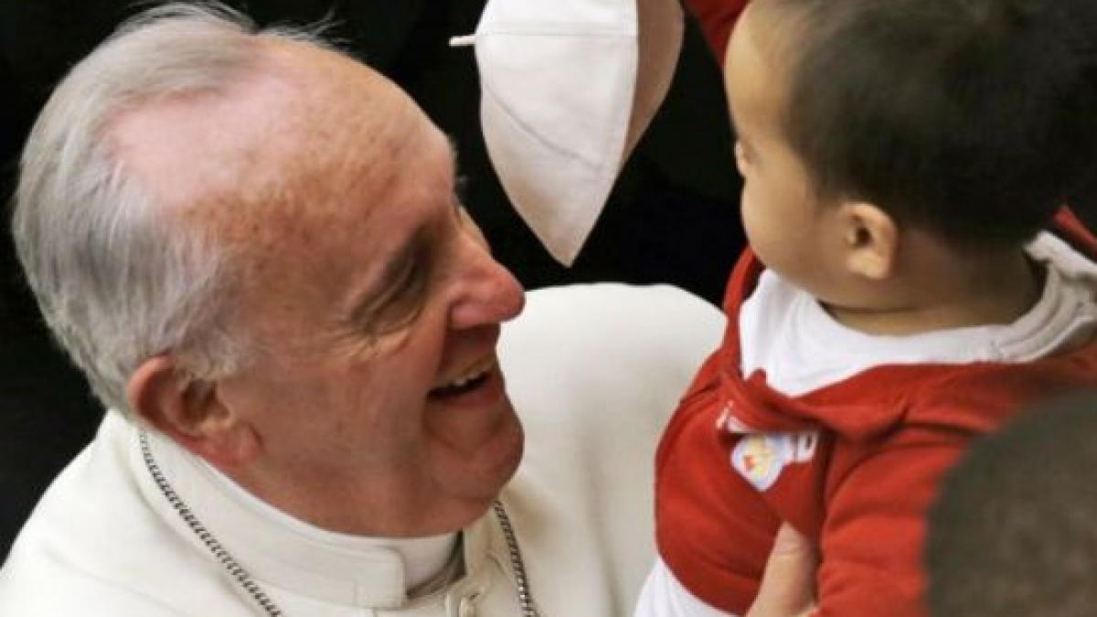 Papa Francisc a rămas fără pălărie