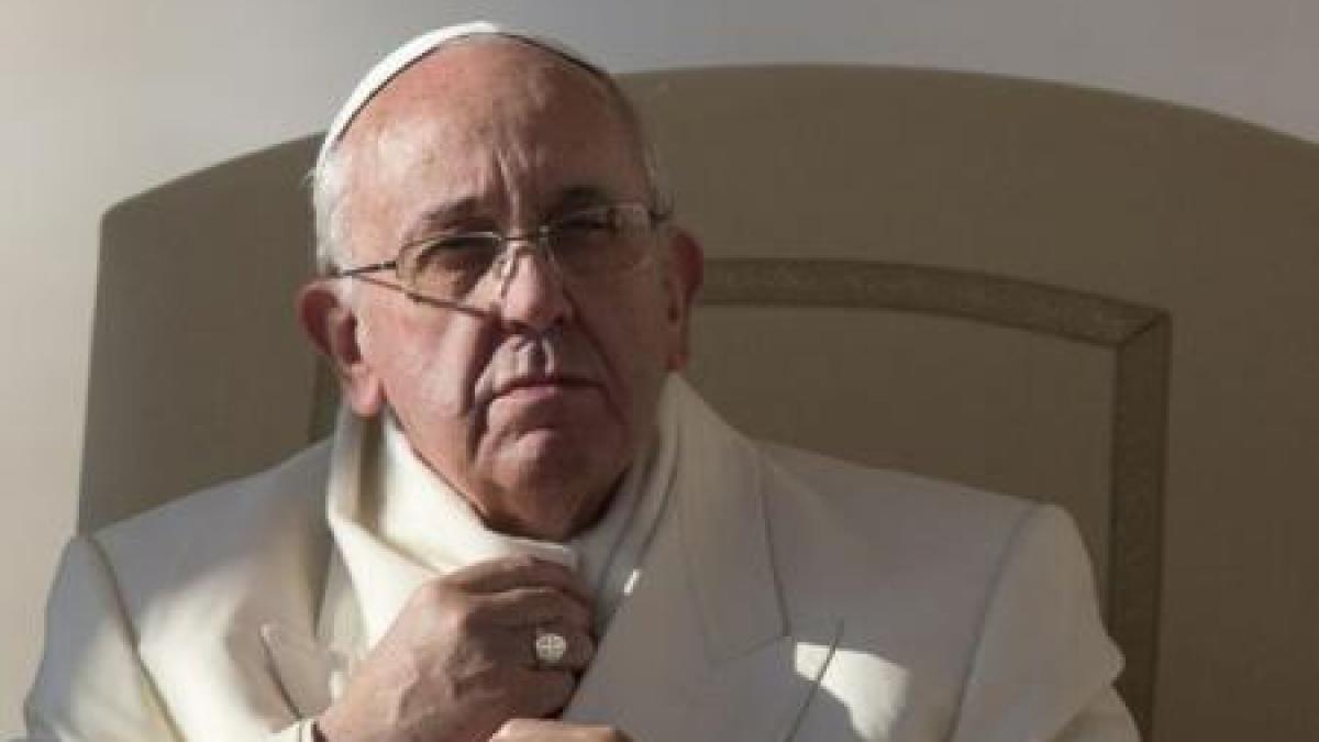 Papa Francisc şi-a serbat ziua cu oamenii străzii, personalul de la Vatican şi un căţel