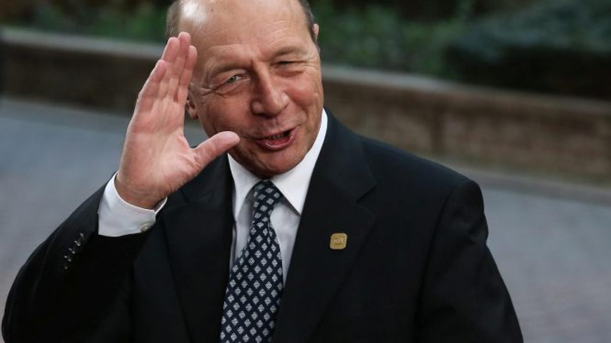 Băsescu îşi decorează prietenii. Mai multe firme cu datorii, premiate de preşedinte