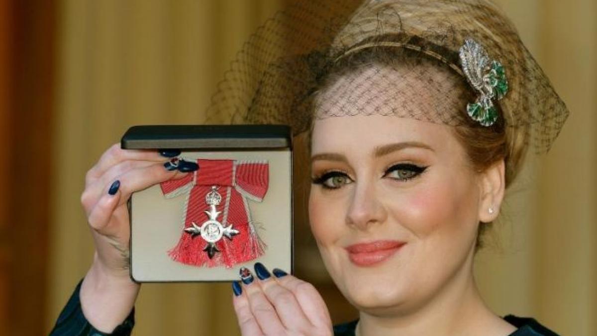 Cântăreaţa britanică Adele a primit decoraţia de membru al Ordinului Imperiului Britanic