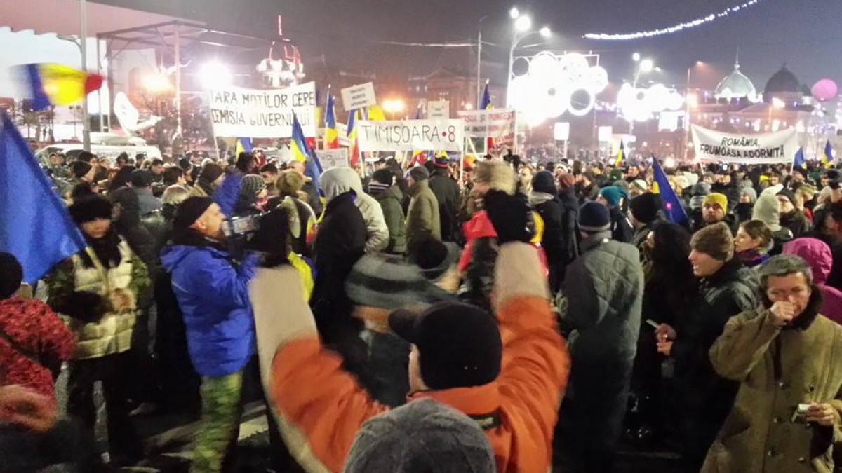 Sute de persoane au participat la un miting în Capitală. Protejatul lui Băsescu, dat afară din Piaţă