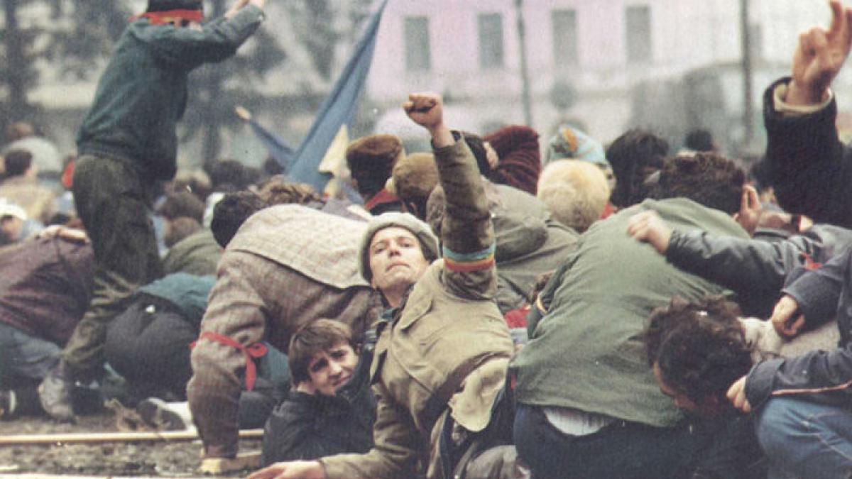 23 decembrie 1989, cea mai SÂNGEROASĂ zi a Revoluţiei. Zeci de oameni au fost ciuruiţi, după ce au fost &quot;confundaţi&quot; cu teroriştii