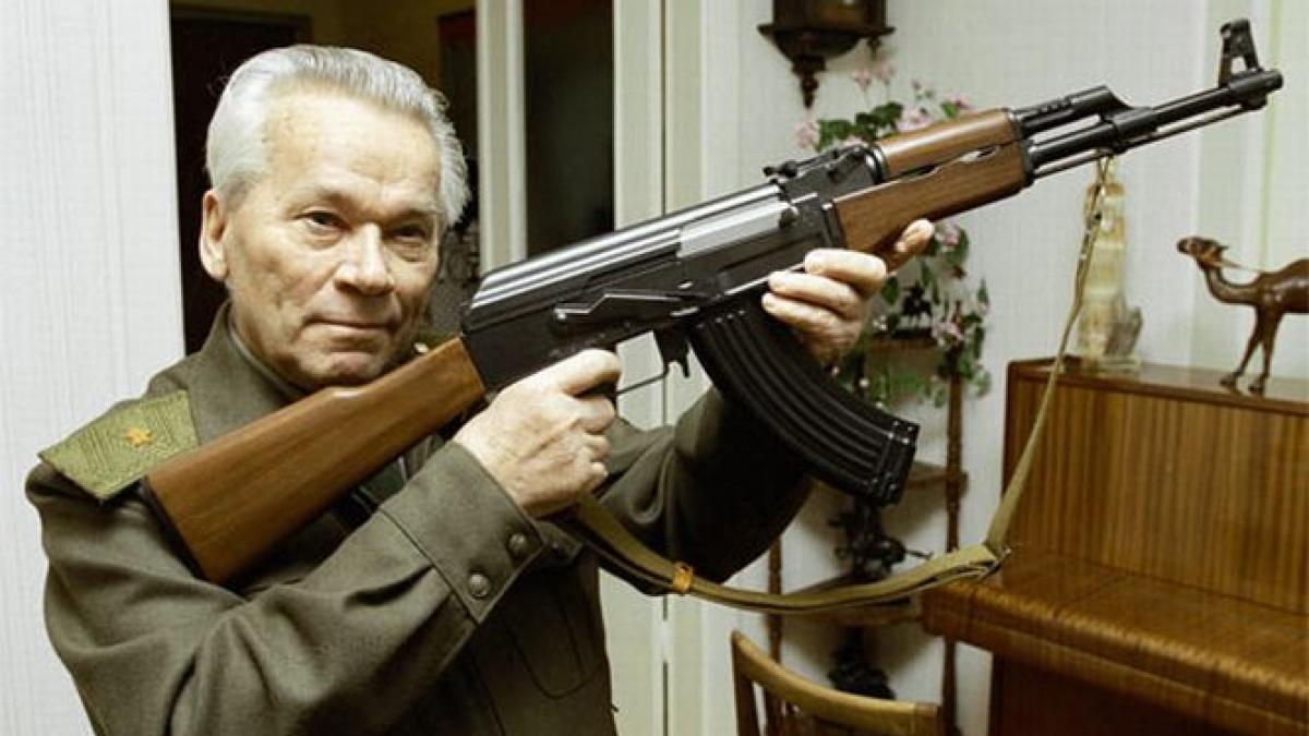 Mihail Kalaşnikov, inventatorul armei automate AK-47, a murit la vârsta de 94 de ani