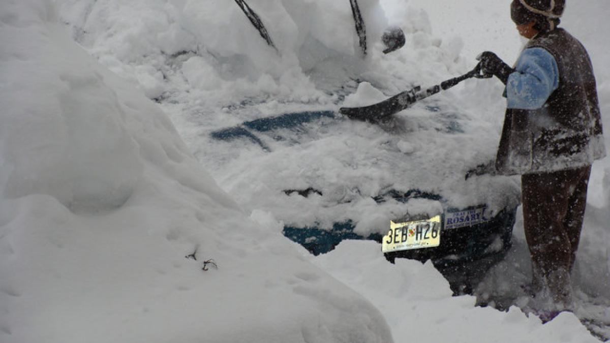 Ninsorile puternice şi furtunile de gheaţă au lăsat sute de mii de oameni în întuneric. Meteorologii i-au pregătit pentru ce e mai rău