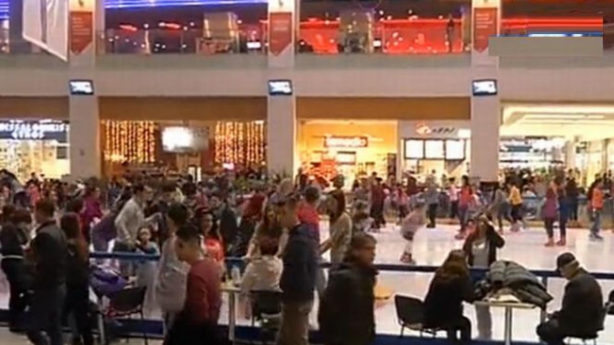 Crăciun la mall. Nu e mâncare tradiţională mai bună decât hamburgerul