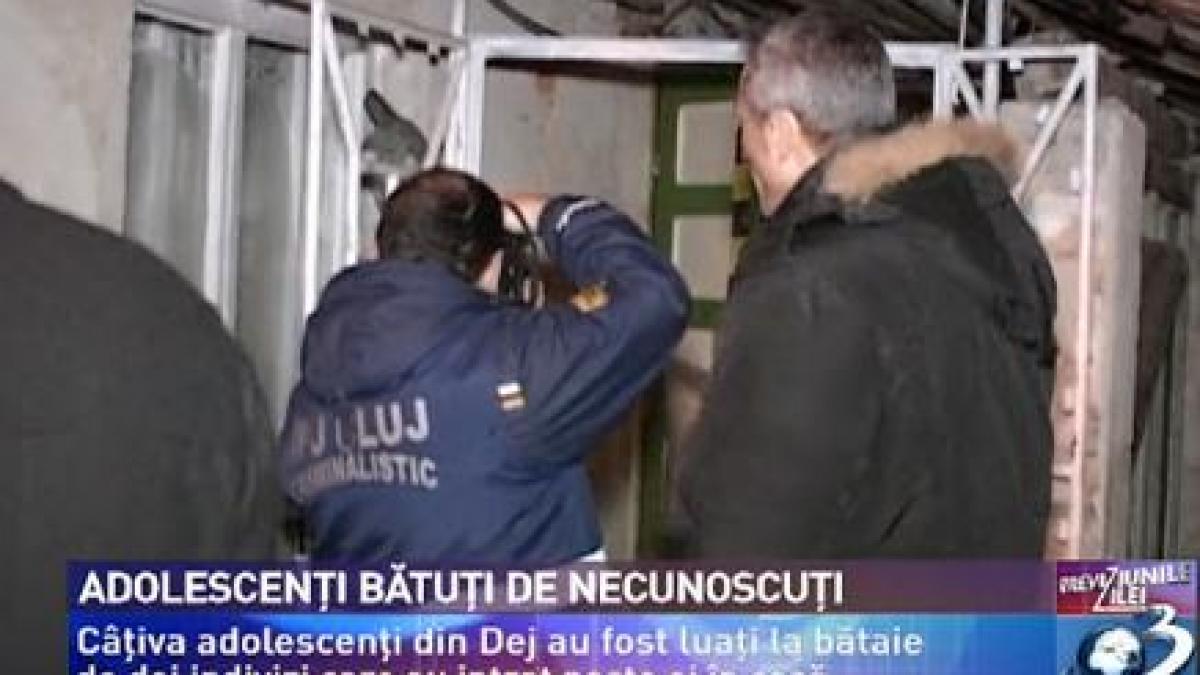 Petrecere terminată prost. Câţiva tineri din Dej, luaţi la bătaie de doi indivizi care au intrat peste ei în casă