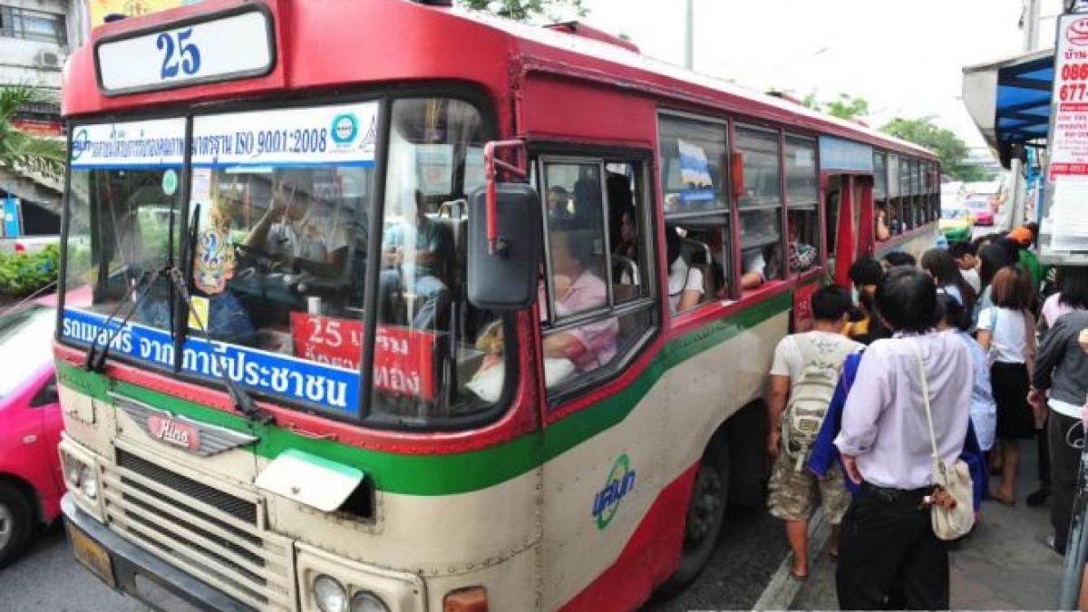 Cel puţin 29 de persoane au murit într-un accident de autocar în Thailanda