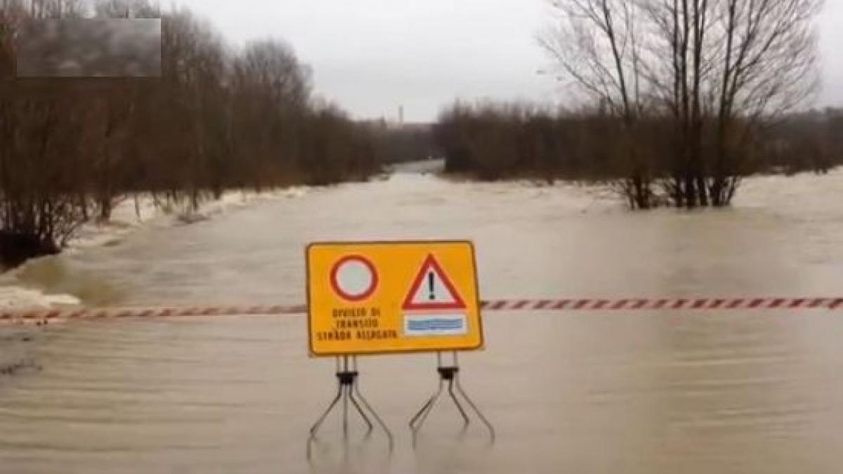 Europenii, la culmea disperării: Oraşe întregi ÎNGROPATE în zăpadă, ori LOVITE de inundaţii