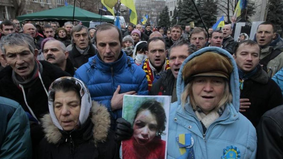 Zeci de mii de persoane protestează la Kiev, denunţând agresarea unei jurnaliste de opoziţie