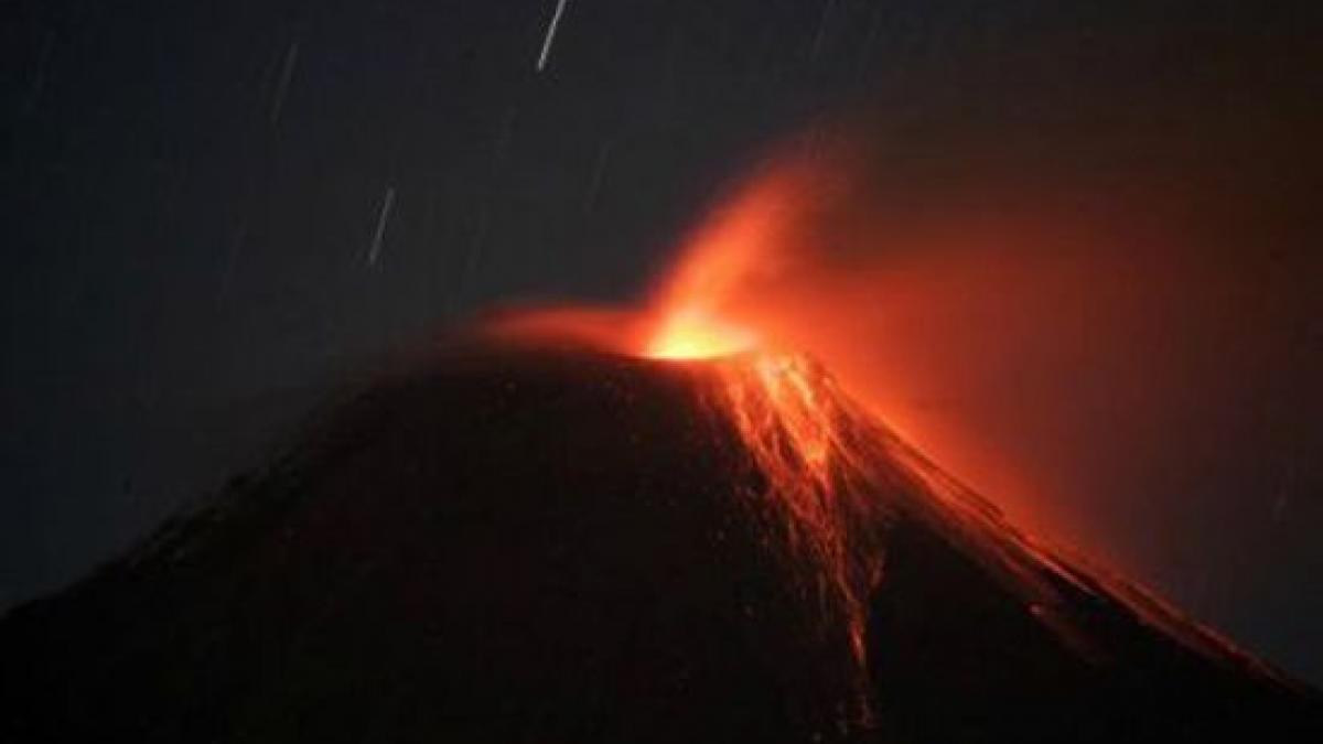 Alertă în Indonezia. Mii de persoane şi-au părăsit locuinţele din cauza erupţiei vulcanului Sinabung