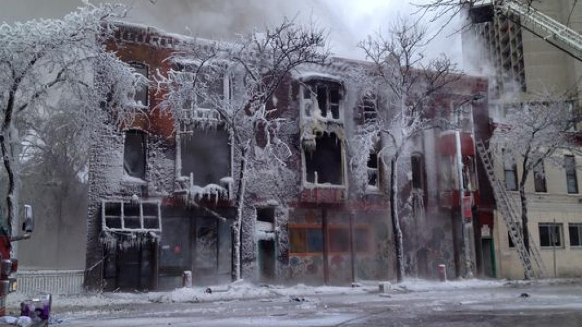 Explozie urmată de incendiu în Minneapolis. Pompierilor le-a îngheţat apa şi spuma folosite la intervenţie