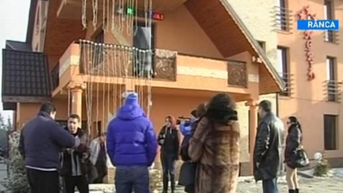 REVELION DE COŞMAR la Rânca: Turiştii au fost LUAŢI LA BĂTAIE de prietenii patronului pensiunii în care erau cazaţi