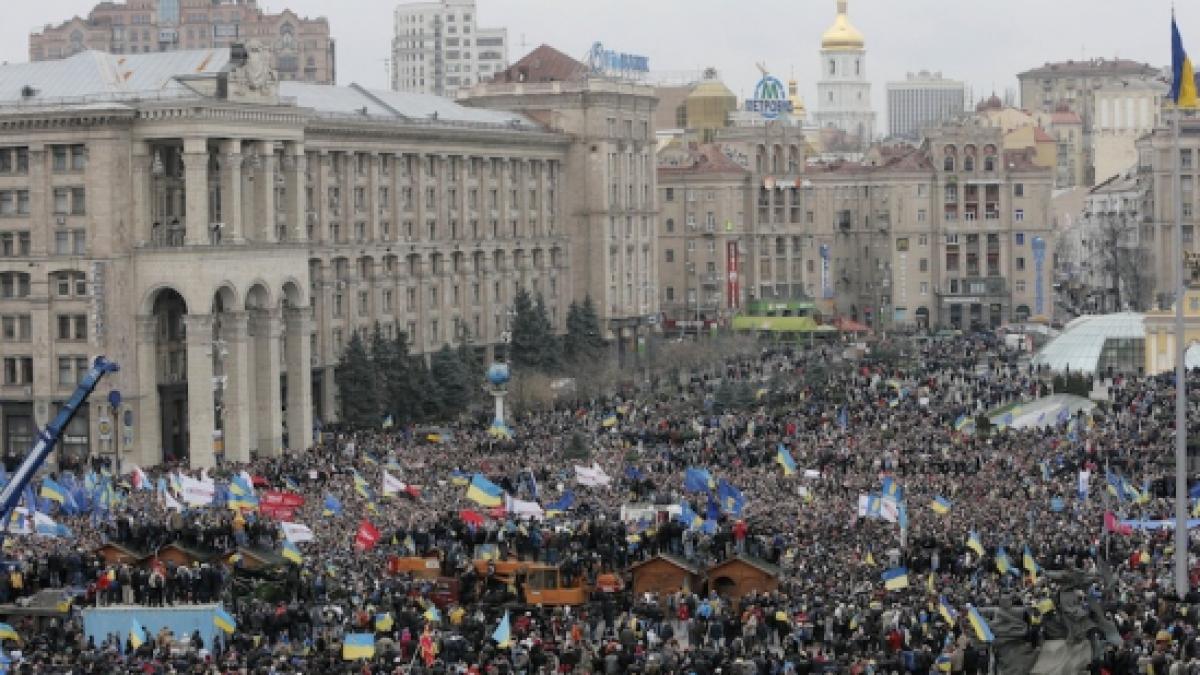 Ucraina, în pragul unei REVOLUŢII. Zeci de mii de protestatari au manifestat în Piaţa Independenţei din Kiev