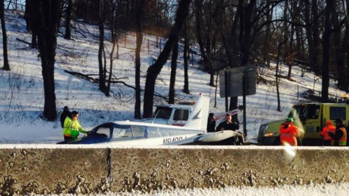 Un avion de mici dimensiuni A ATERIZAT DE URGENŢĂ PE O AUTOSTRADĂ din New York