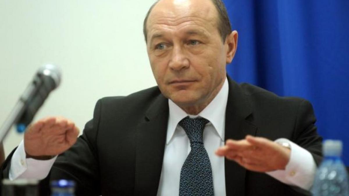 „Ieşi afară, javră ordinară!” Traian Băsescu, huiduit la intrarea în sediul CSM