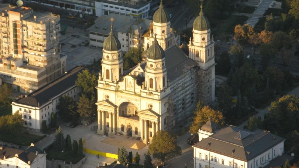 Biserica s-a întors ÎMPOTRIVA credincioşilor. Zeci de oameni, daţi în judecată pentru că nu vor să se construiască o biserică între blocuri