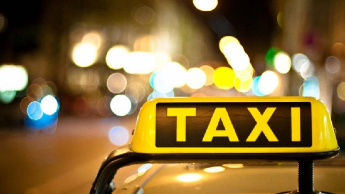 Imagini incredibile! Un taximetrist a intrat cu maşina pe peron în Gara de Nord pentru a-şi lua clientul chiar de la uşa trenului