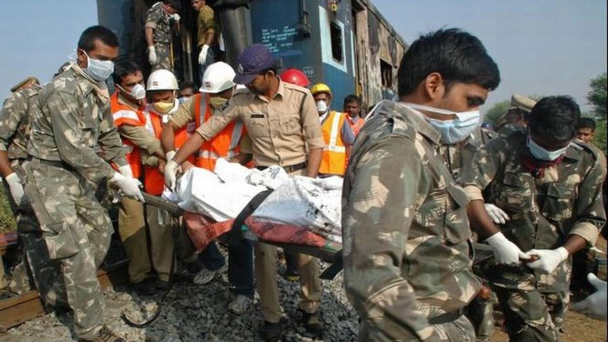 India. 9 persoane au murit după ce un tren de călători a luat foc