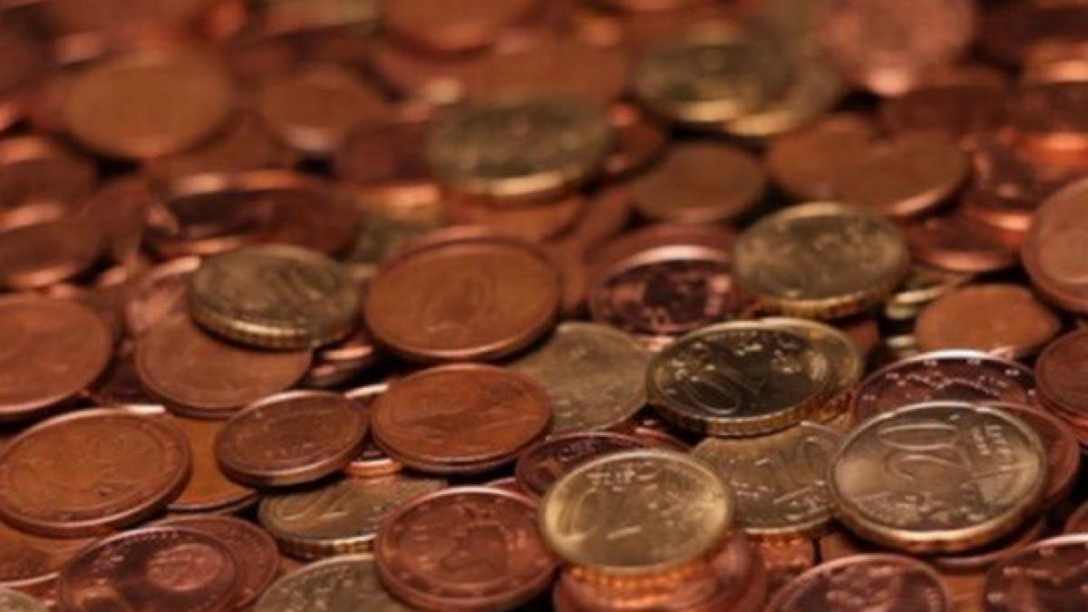 Leul a scăzut comparativ cu euro, dar a crescut faţă de dolar. Vezi cursul BNR