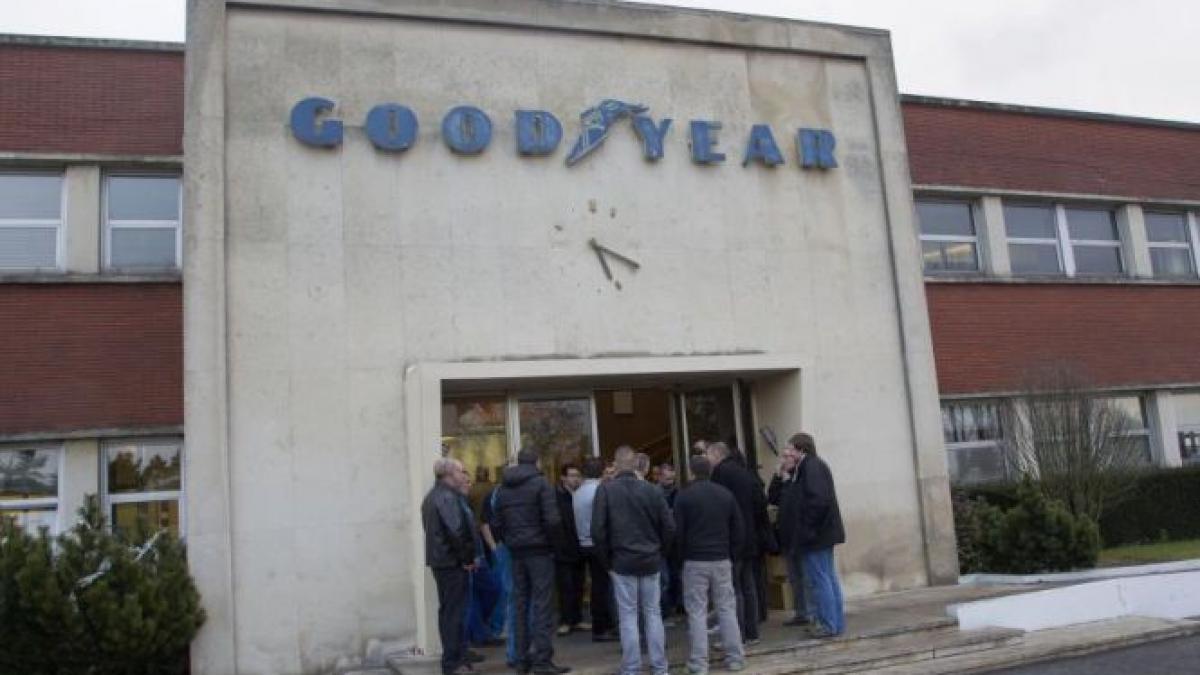 Cei doi directori ai fabricii de anvelope Goodyear, luaţi ostatici de angajaţi, au fost eliberaţi