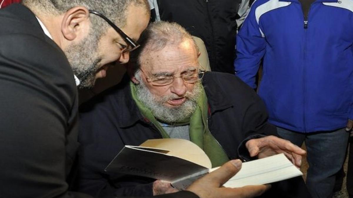 După multe luni de zile, Fidel Castro şi-a făcut din nou apariţia în public