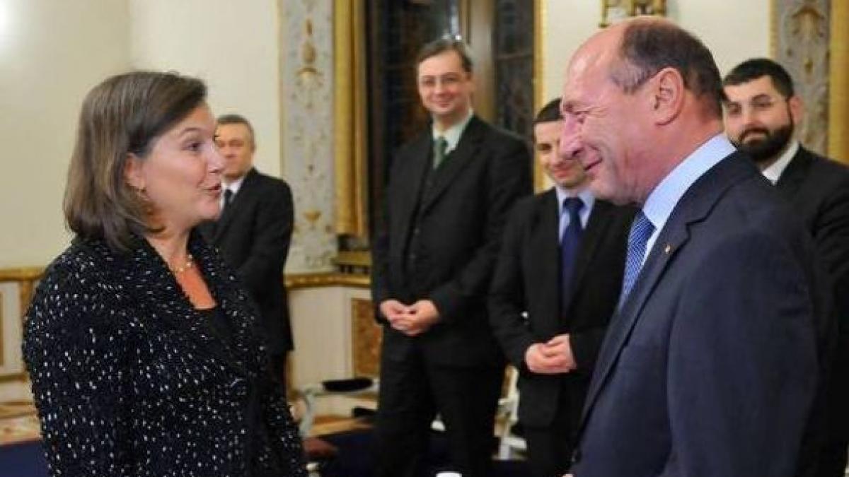 Întâlnirea Băsescu - Victoria Nuland s-a încheiat. Un grup de persoane a protestat la porţile Palatului Cotroceni