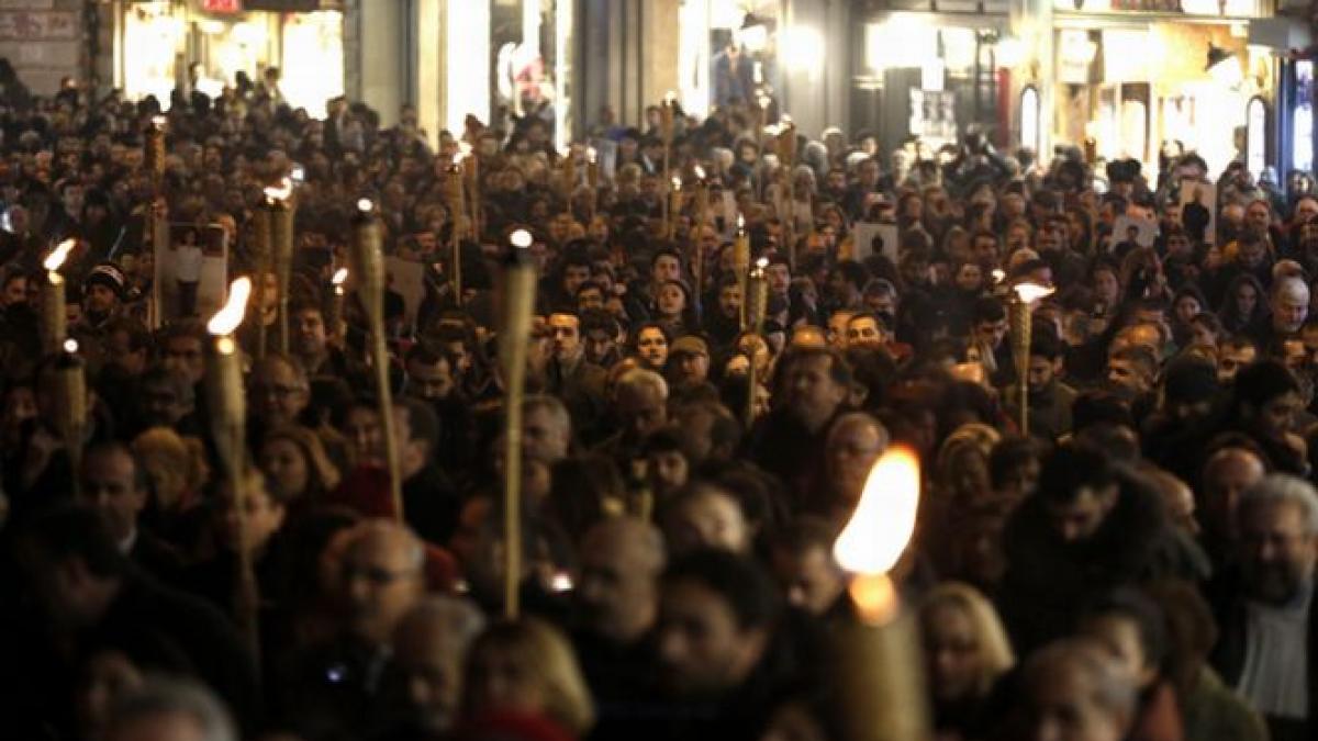 Turcia: 20.000 de oameni au ieşit în stradă şi protestează faţă de guvernul premierului Erdogan