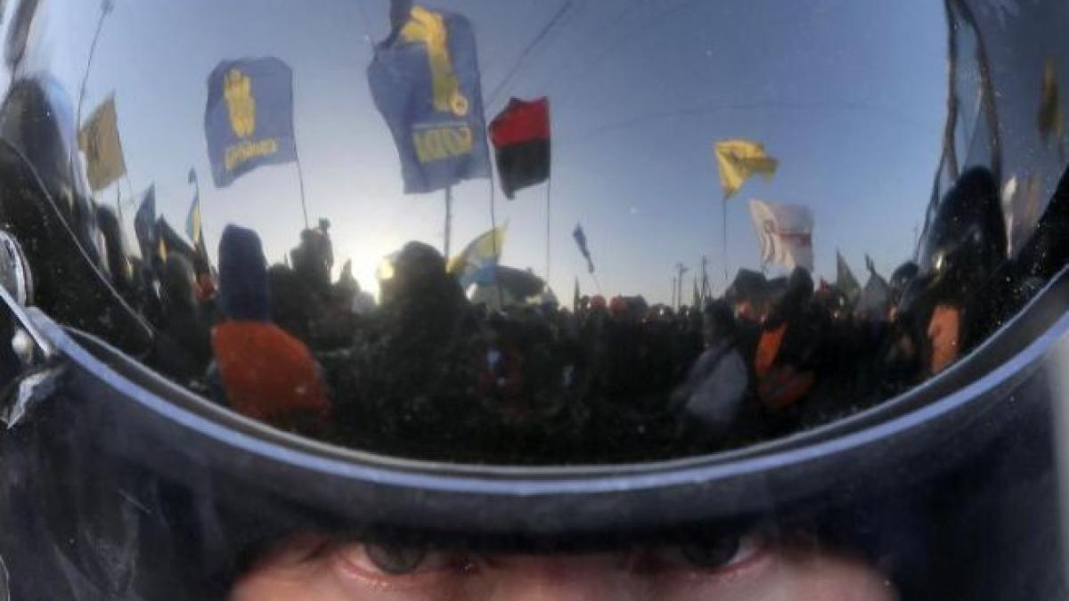 Aproximativ 50.000 de oameni PROTESTEAZĂ la Kiev, după ce un lider al opoziţiei a fost BĂTUT