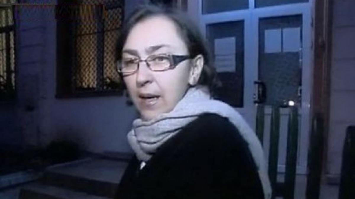 Audierile în cazul şpăgii de la Şcoala 10 continuă. Învăţătoarea Dana Blându e cercetată penal